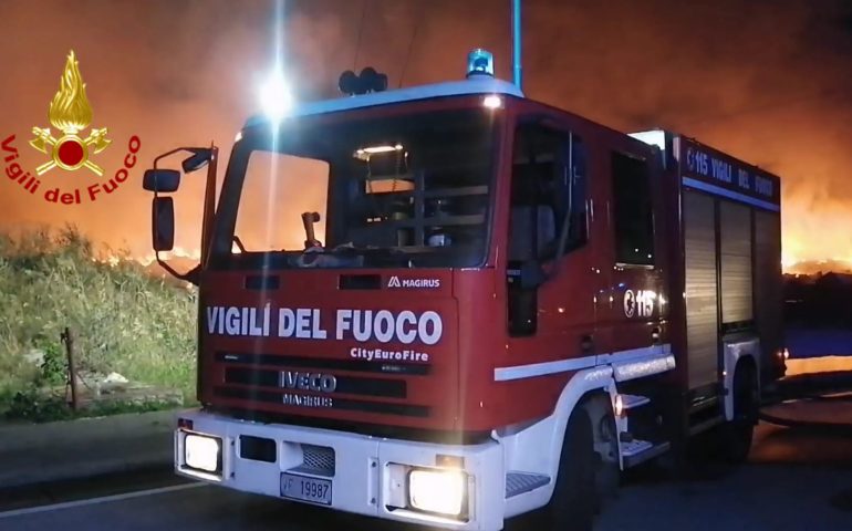 Quartu, auto in fiamme nella notte: danni a un palazzo e inquilini intossicati