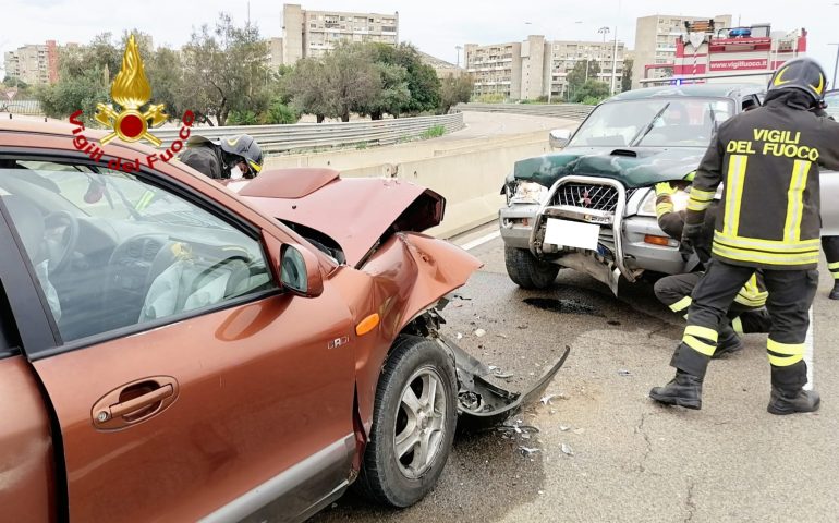 Cagliari, frontale in viale Ferrara: due persone in codice rosso