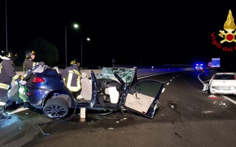 Tragedia sulla 125 Var: 35enne entra contromano e muore dopo un frontale. Ferito grave un 45enne