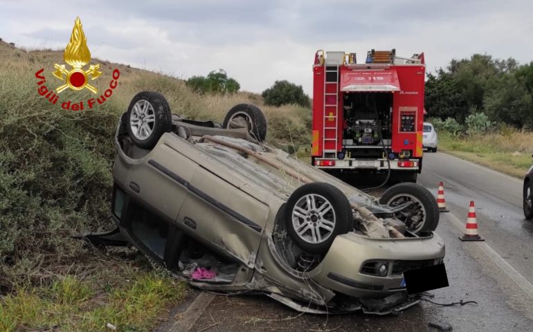 Quartu, auto esce di strada, finisce sulla vegetazione e poi si ribalta: 18enne ferito