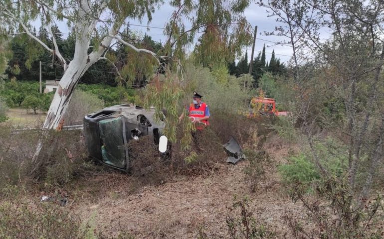 Sardegna, auto esce fuori strada sulla SS 125: 21enne in ospedale in codice rosso