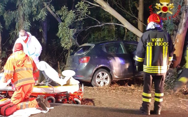 Sardegna, auto esce fuori strada e si schianta negli alberi: tre feriti in gravi condizioni