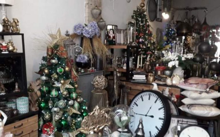 Quartu, luci e addobbi nella via Porcu: a “L’Elfo” è Natale tutto l’anno