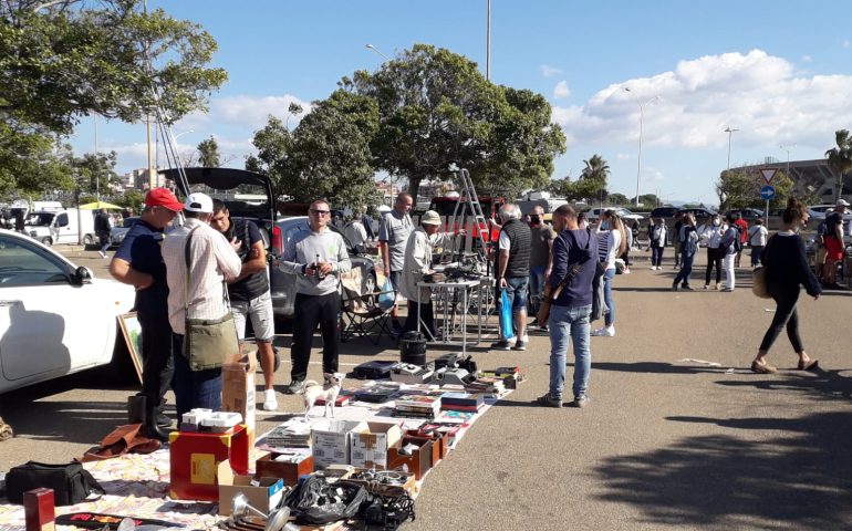 (FOTO) A Sant’Elia il mercatino della domenica, gli “affari” del weekend sotto il sole cagliaritano