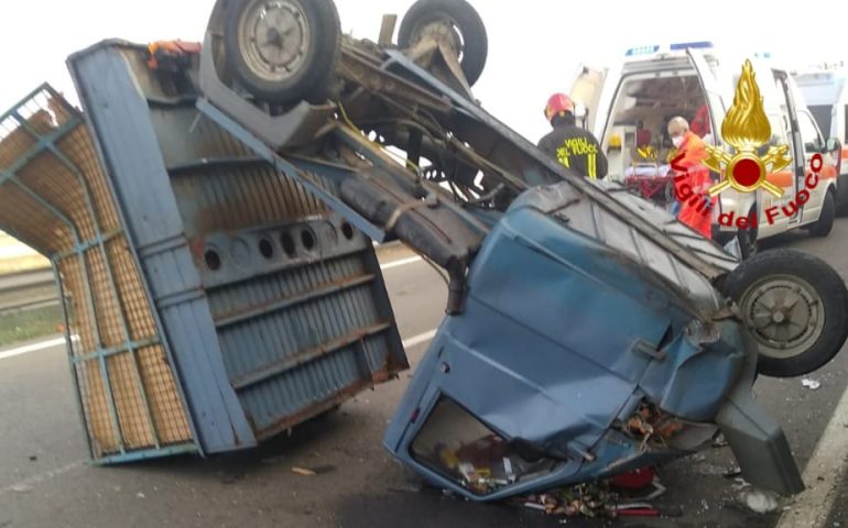 Cagliari, auto travolge una moto Ape con due persone a bordo: mezzo capovolto