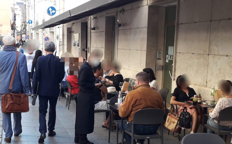 Cagliari, gran “pienone” alla Marina, clima mite e tanta gente a pranzo fuori