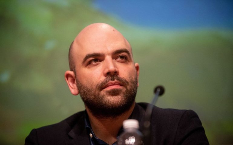 Accadde Oggi. 13 ottobre 2006, 15 anni sotto scorta per Saviano: la “prigione” di chi ha raccontato la realtà della Camorra