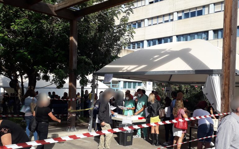 (VIDEO) Ancora Open Day a Cagliari: all’hub dell’Arnas Brotzu tutti in fila per il vaccino