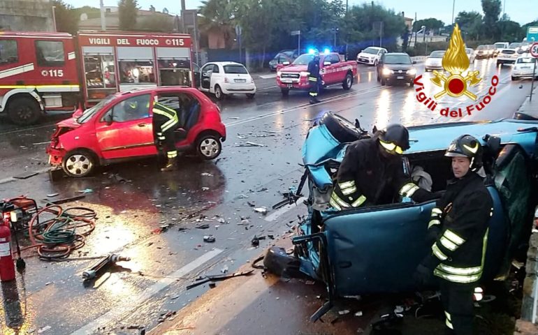 Quartu, brutto scontro tra tre auto: persone estratte dalle lamiere e in codice rosso