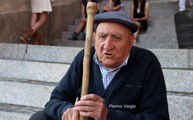 Sardegna terra di longevità, oggi a Desulo “tziu” Basilio Carta festeggia 102 anni