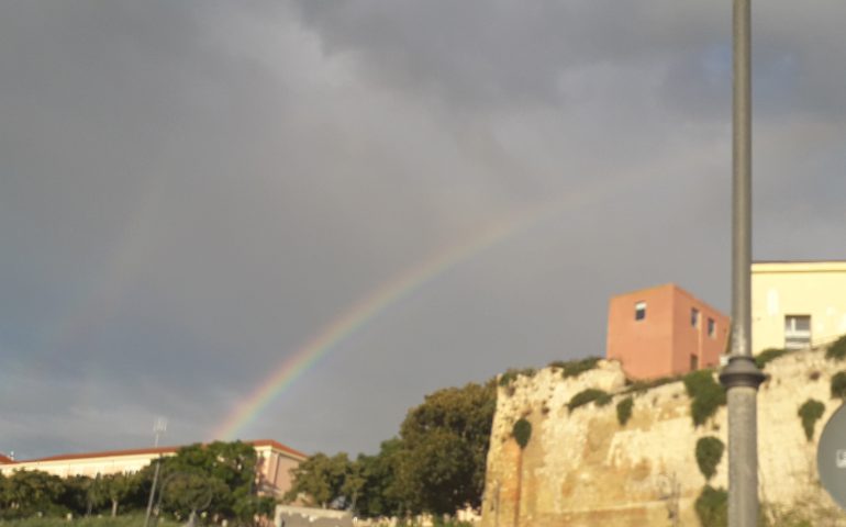 Dopo la pioggia ecco i colori, un timido arcobaleno sul cielo di Castello