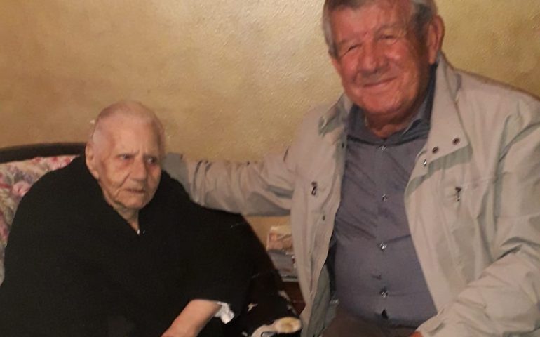 Orroli in festa per la centenaria del paese: ben 104 anni per Tzia Antonietta Boi