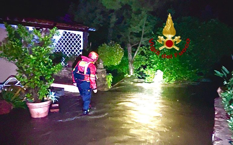 (FOTO) In Sardegna è caos allagamenti: paesi sotto sopra, sei persone salvate e tantissimi interventi dei Vigili del fuoco