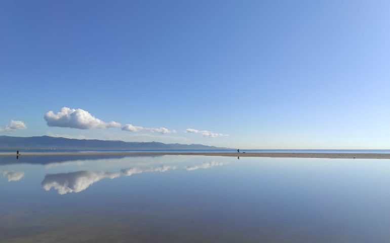 La foto del giorno. Il Poetto incanta tutti, stamane, dopo la tempesta