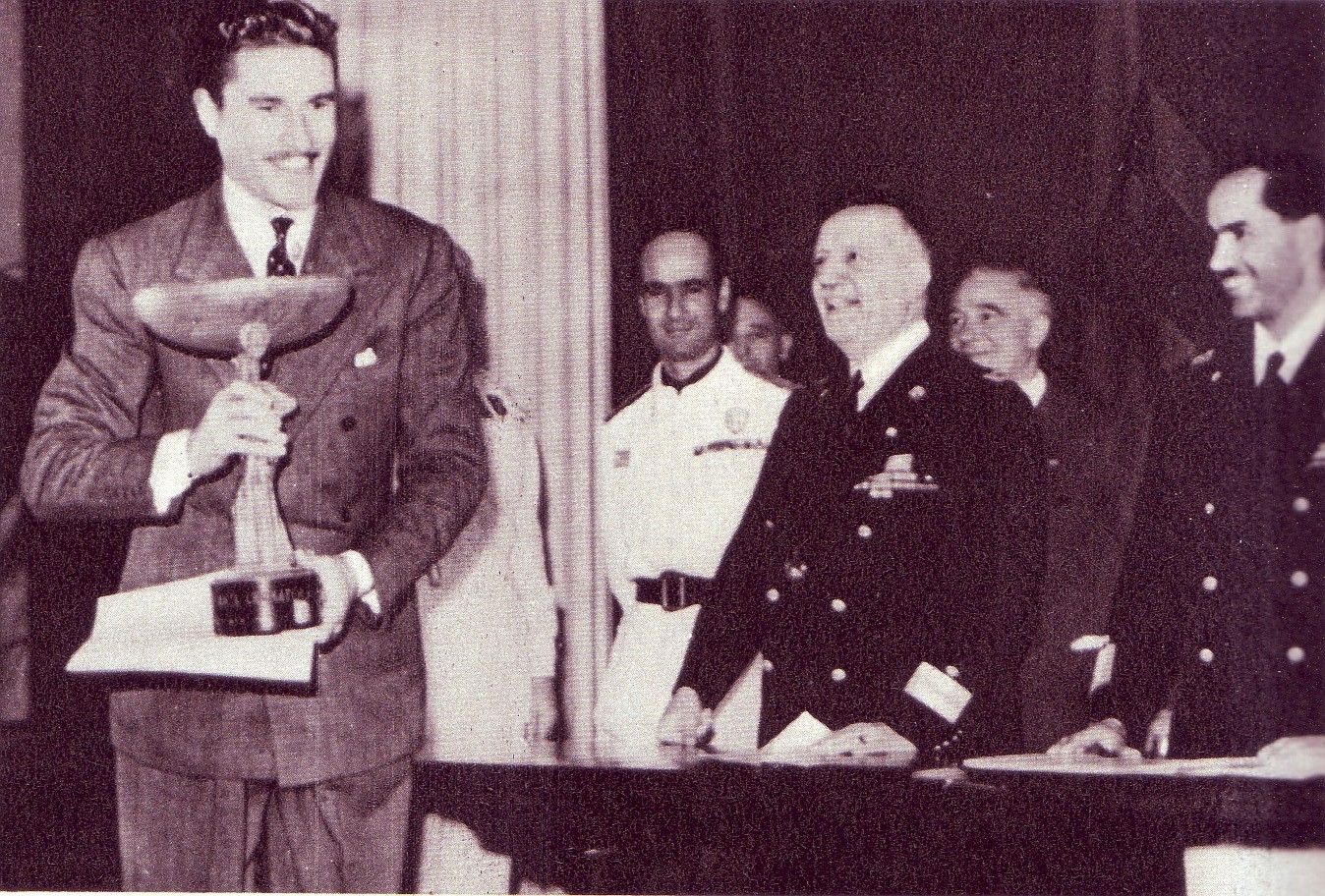Amedeo Nazzari riceve la Coppa Volpi