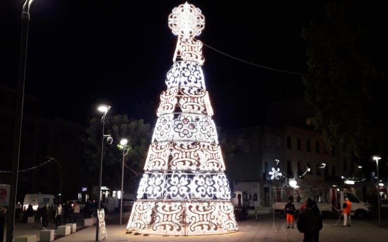 Cagliari, ecco il Natale: si accendono le luci dell’albero in piazza Garibaldi