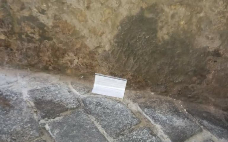 Sedia e libri “spariti”, delusione fra i castellani: addio al bookcrossing sotto il portico?