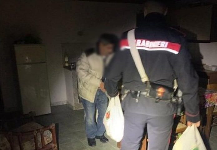 Solo, ipovedente, senza soldi e senza luce: i carabinieri gli fanno la spesa e gliela portano a casa
