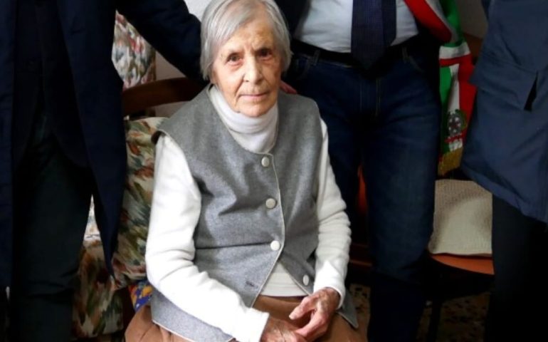 Sardegna terra di longevità. La maestra Caterina Fenu di Nuoro festeggia 100 anni