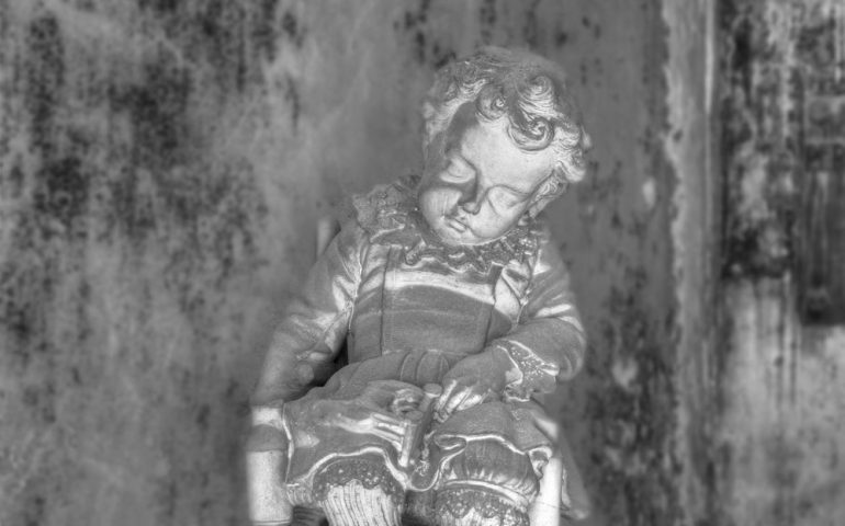 “Cattivo, perché non ti risvegli?”: al cimitero di Bonaria la commovente statua del piccolo Efisino Devoto