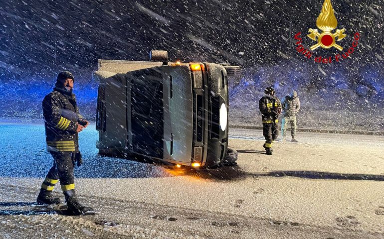 (VIDEO E FOTO) Neve in Sardegna: disagi e decine di interventi dei Vigili del Fuoco