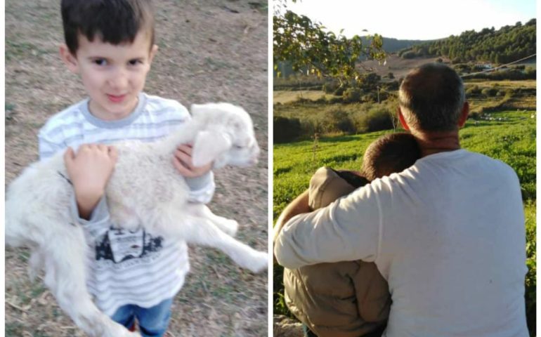 “ll bello di crescere un figlio in campagna”: la foto del piccolo Giampietro conquista tutti