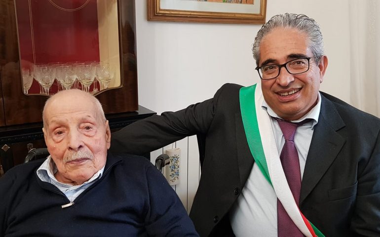 Sardegna terra di longevità: Villagrande in festa per i 100 anni di “tziu” Gigi Rubiu