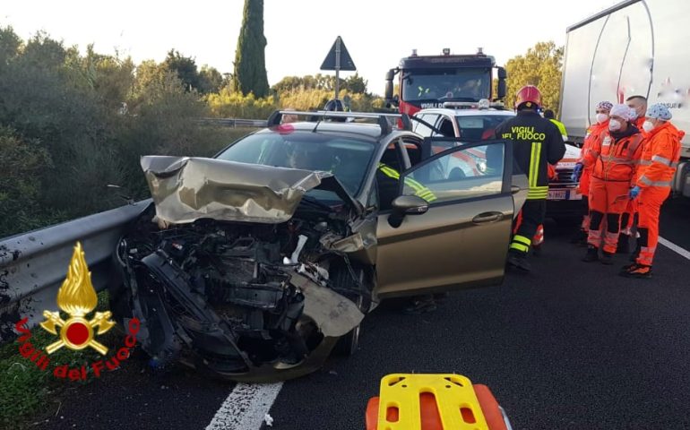 Violento incidente fra due auto sulla 131 alle porte di Cagliari: tre persone ferite