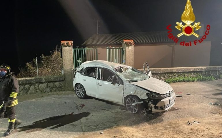 Sardegna, auto con 5 minorenni a bordo si schianta su un muro: un ferito in codice rosso