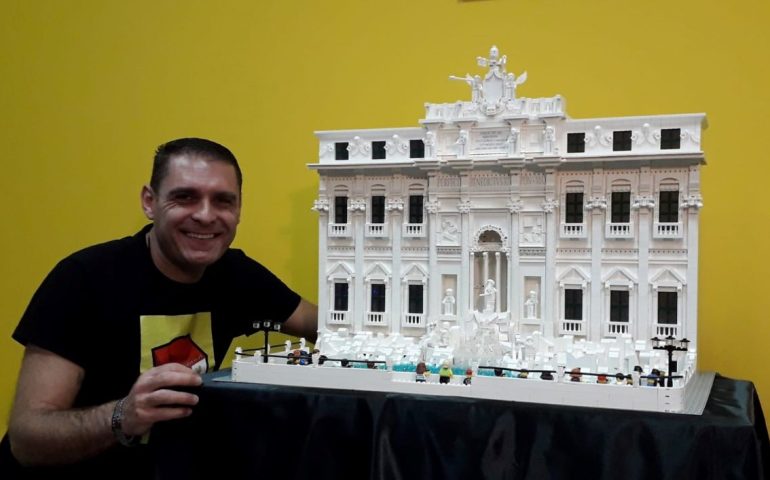 La Fontana di Trevi? Eccola anche in Sardegna, fatta tutta di mattoncini Lego: la bellissima opera di Maurizio Lampis