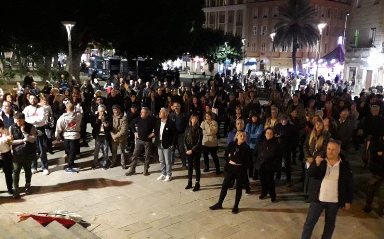“Vogliamo restare liberi”: 500 manifestanti No Green Pass in piazza Garibaldi