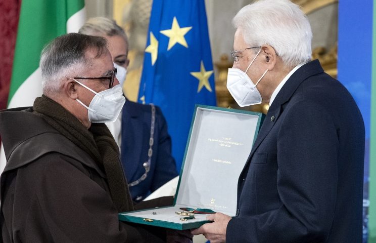 Padre Morittu riceve l’onorificenza dal presidente Mattarella: “Ha dedicato la sua vita a tossicodipendenti ed emarginati”
