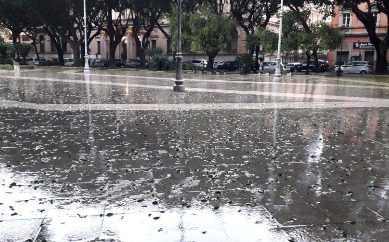 Mattinata sotto il diluvio a Cagliari: vie di quartieri senza luce, tombini saltati e tanti disagi