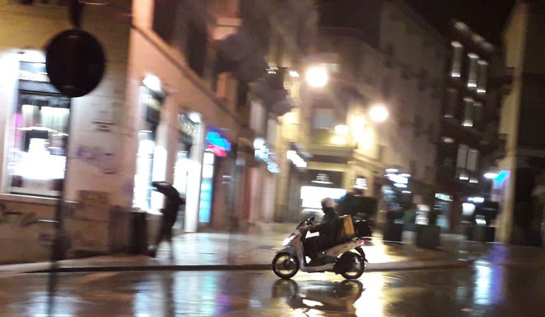 Cagliari, il duro lavoro di rider e portapizze: consegne in scooter e bici anche sotto il diluvio