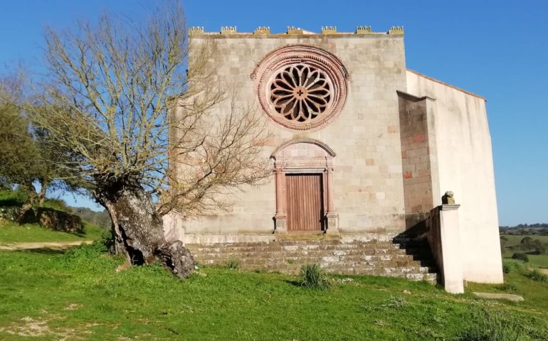 Una chiesa piena di fascino e il rosone più grande della Sardegna. Dove ci troviamo?