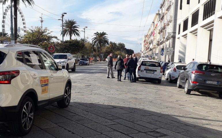 Taxi in protesta nella via Roma, la rabbia dei lavoratori sotto al palazzo regionale