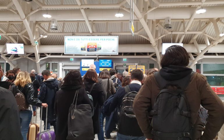 Maltempo, tempesta di fulmini ferma voli all’aeroporto di Elmas: passeggeri sotto pioggia torrenziale