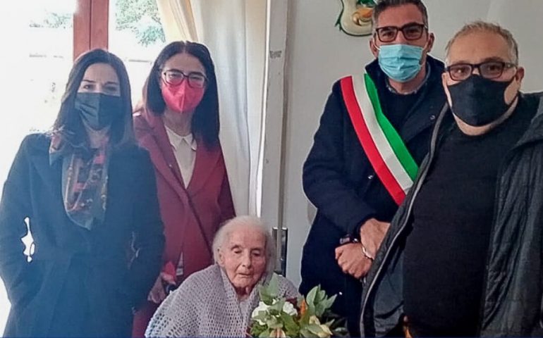 Nuoro in festa per i 100 di Zia Gavinedda Puggioni, storica “custode” del borgo di Lollove