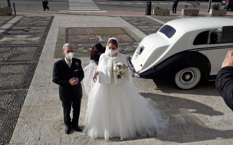 Emozionata e di bianco vestita: ecco la sposa pronta per dire “sì” al governatore Solinas