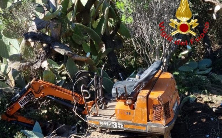 Non ce l’ha fatta l’uomo rimasto intrappolato sotto un escavatore a Girasole: l’imprenditore è morto in ospedale