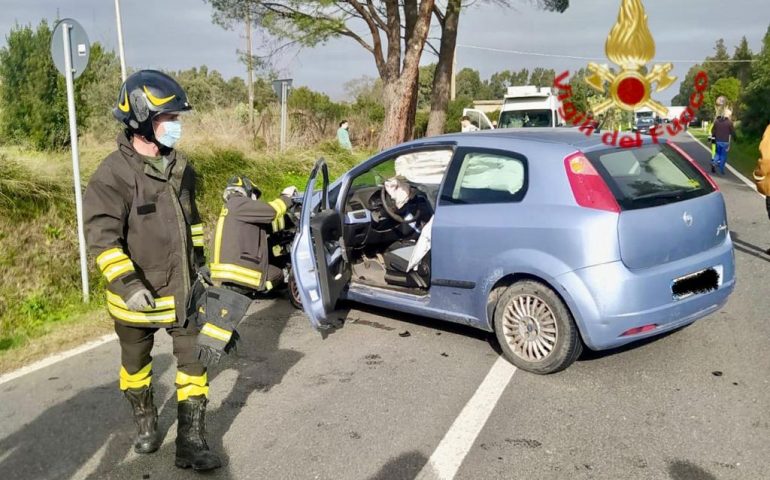 Scontro tra auto: due persone ferite, Vigili del fuoco al lavoro