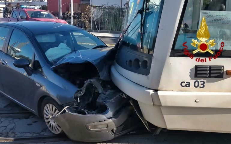 Cagliari, auto contro la metro in viale Marconi: conducente ferito