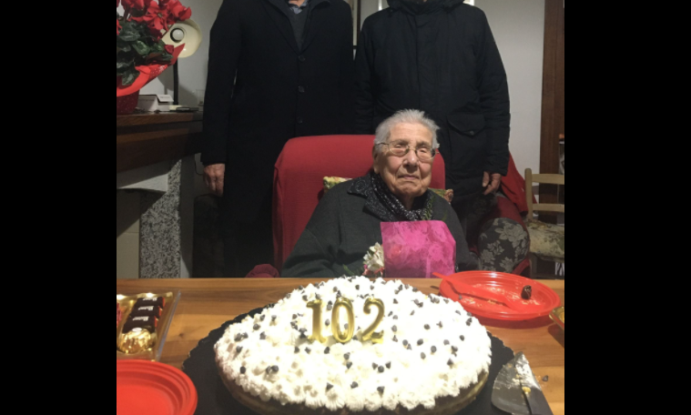 Gavoi in festa per i 102 anni di Tzia Anna Urru Costeri