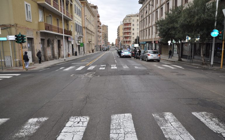 Cagliari, ciclista cade in via Sonnino dopo aver preso una buca: grave in ospedale