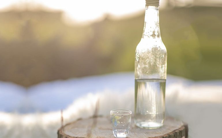 Lo sapevate? Come viene chiamata in Sardegna l’acquavite, il distillato di uva fermentata?
