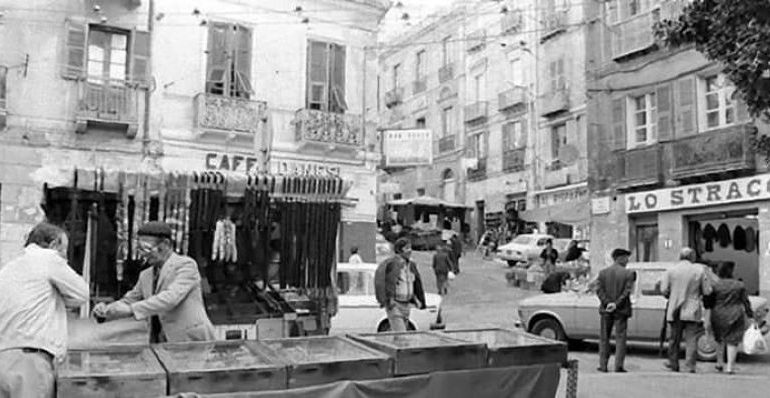 La Cagliari che non c’è più. Nella piazza Yenne tanti commercianti e il bar “Danesi”: sotto casa bancarelle e negozi di ogni genere