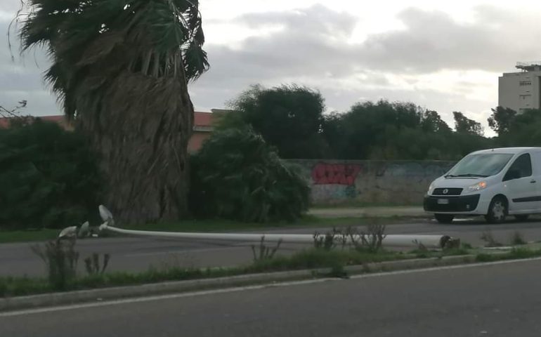 Il maestrale si abbatte su Cagliari: raffiche fortissime fanno crollare un palo della luce