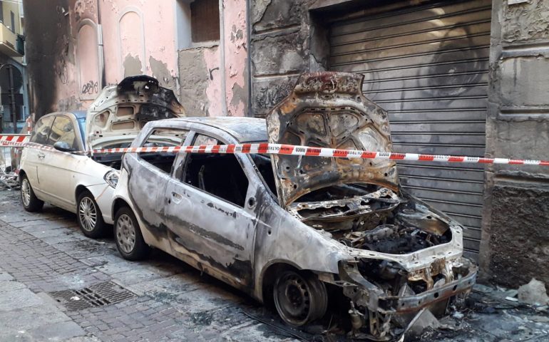 Cagliari, raid incendiario alla Marina: alcune auto in fiamme nella notte, panico tra i residenti