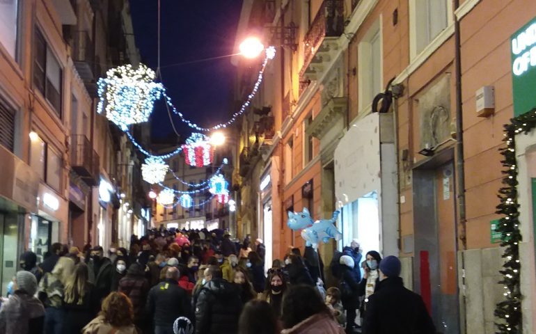 Ultima domenica prima di Natale: folla sotto le luminarie e Cagliari nell’atmosfera di festa