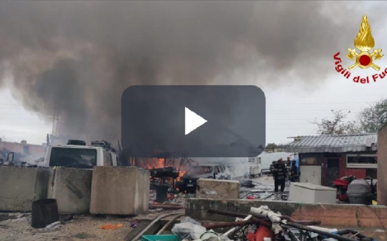 (VIDEO e FOTO) Sardegna, incendio in un campo nomadi: in corso le operazioni di spegnimento